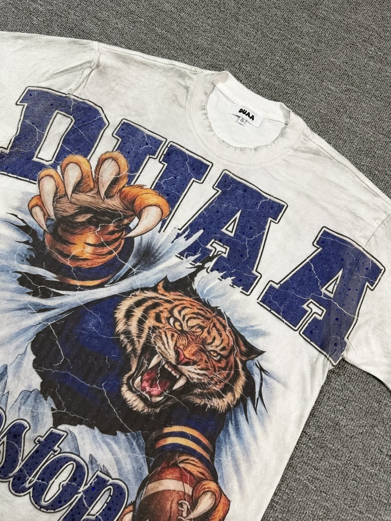 DUAA Nonstop Tiger Football Graphic T-Shirt — detail
