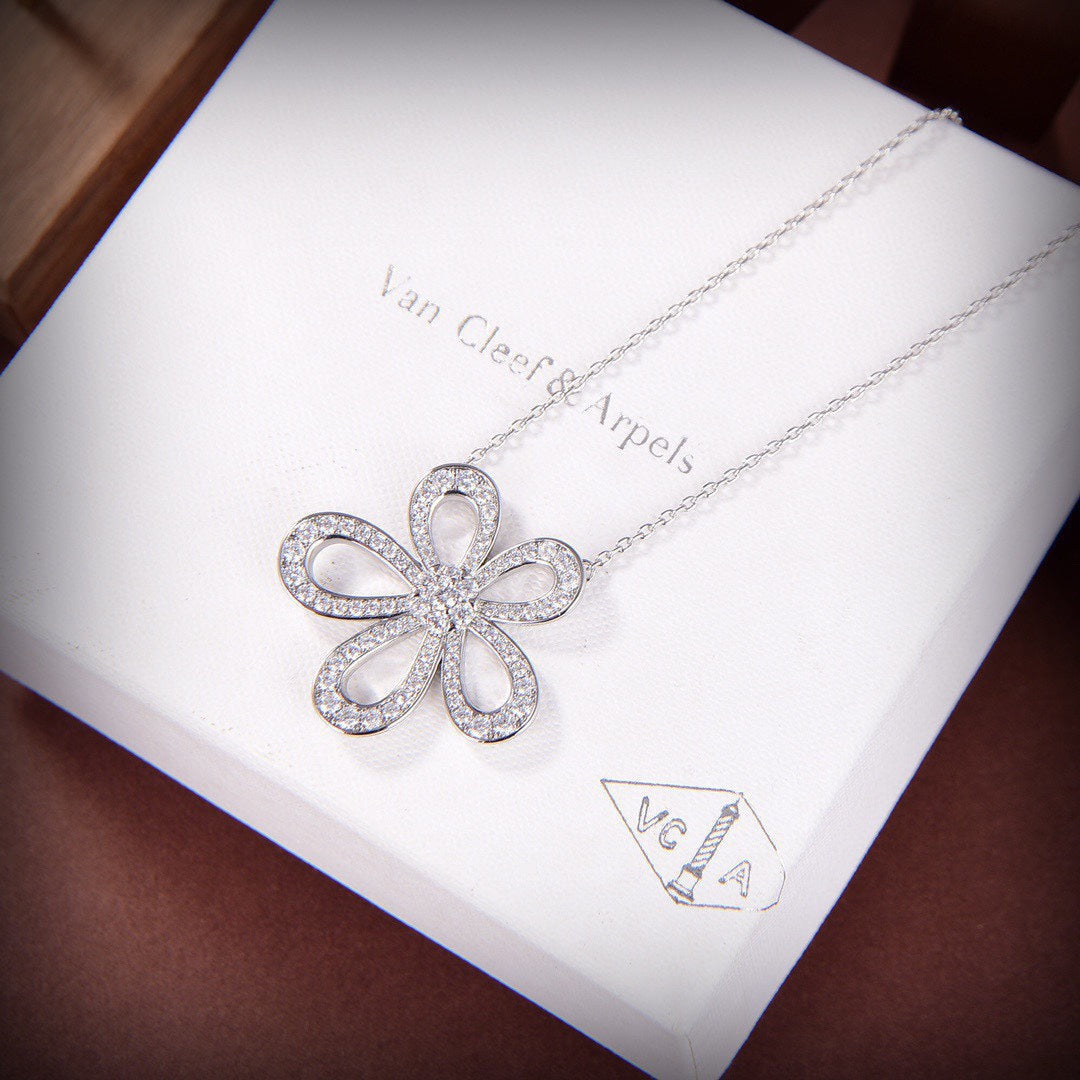 Flowerlace Pendant 18K Gold Necklace