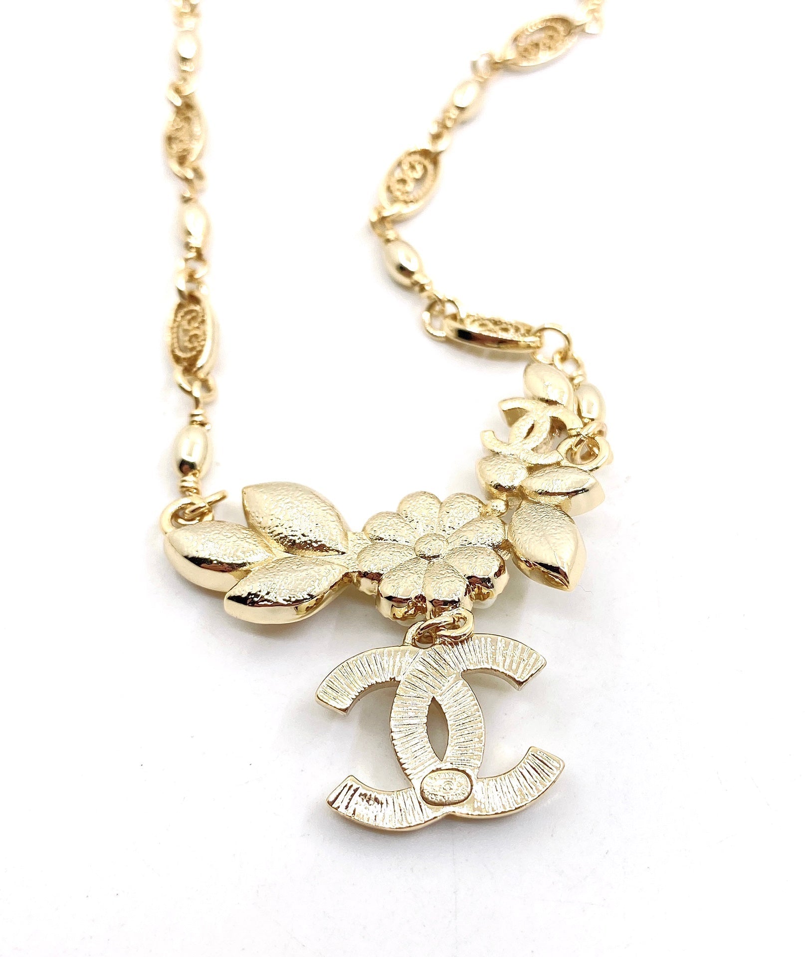 Chanel Flowers Diamonds 18K Gold Necklace