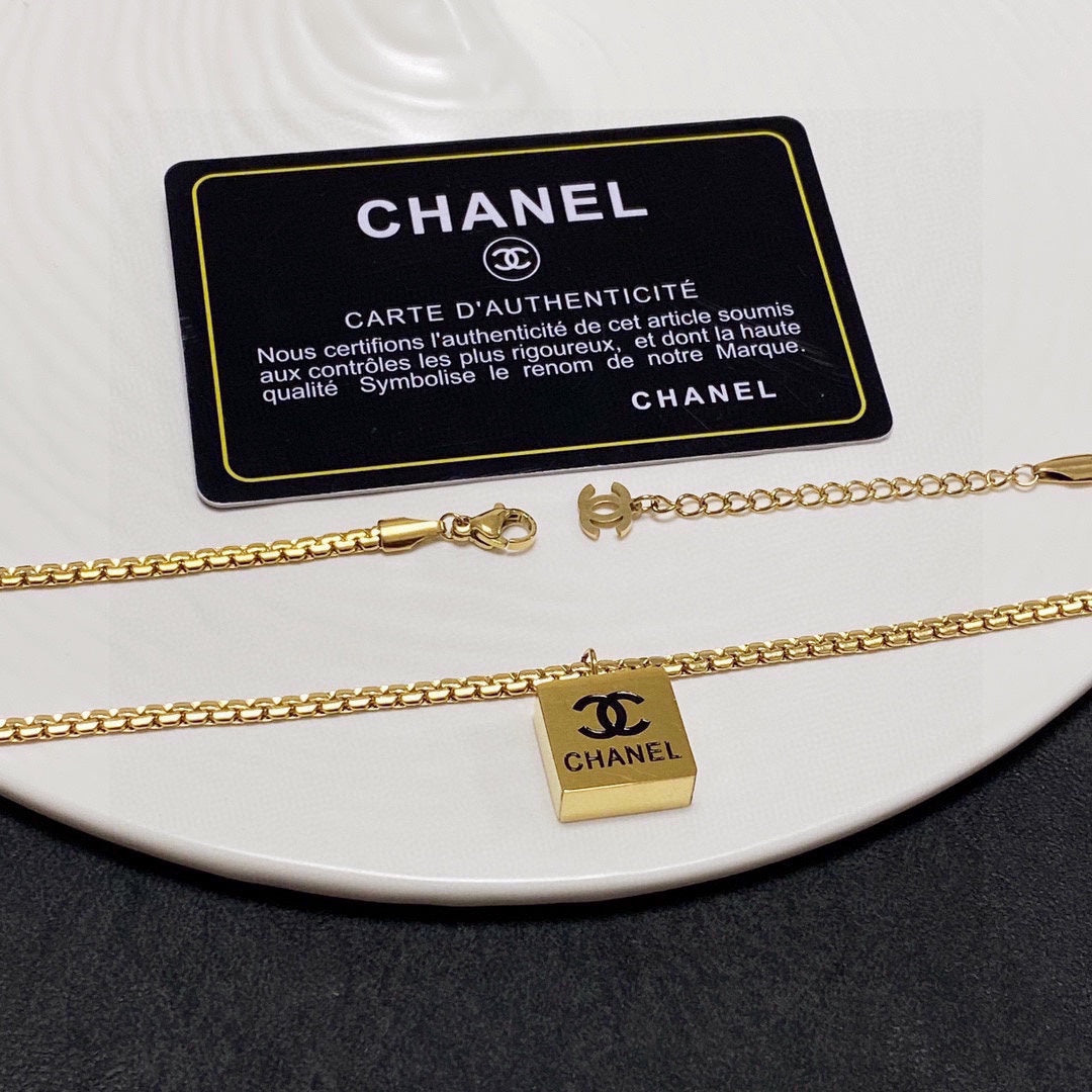 Chanel Pendant 18K Gold Necklace